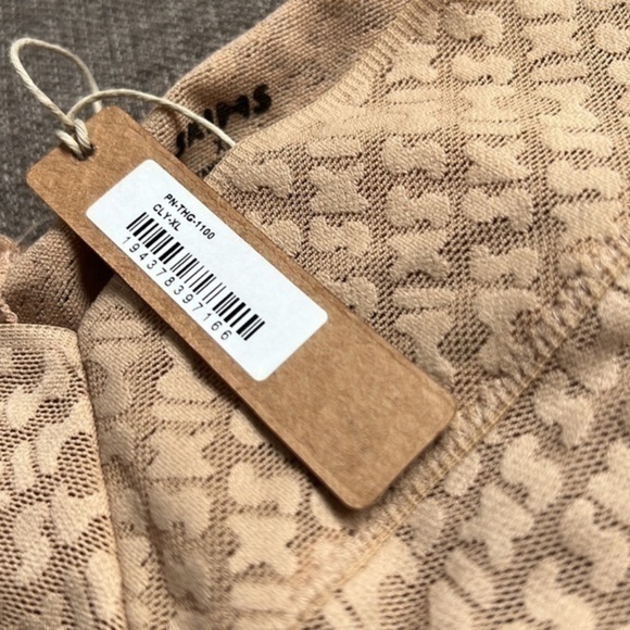 Skims Logo Mesh Thong - Picture 5 of 9